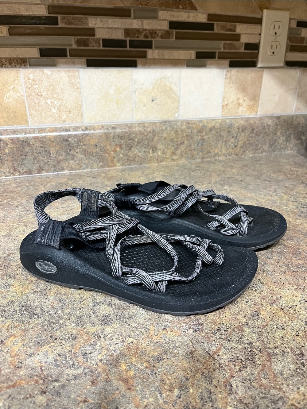 Chaco Z/Cloud X2 Women's Black Gray Strappy Toe Loop Hiking Sport Sandals 9